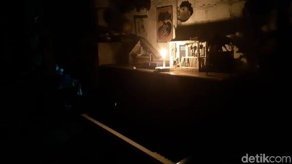 Lampu listrik di pasar pakuhaji, saat hujam padam.