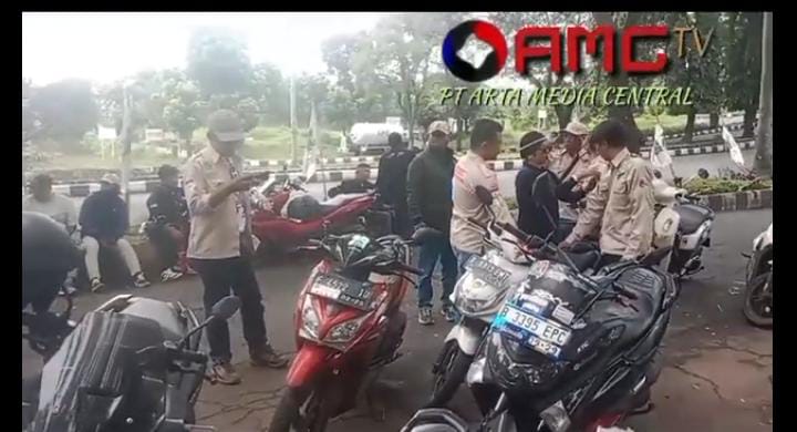 Kantor Dinsos Propinsi Banten di demo oleh GWI setelah mengatai Wartawan Abal-abal.