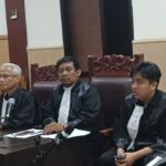 LBH MATAHATI BEREBUT TERDAKWA DI RUANG SIDANG DENGAN KANTOR PENGACARA RIZA HASBY.