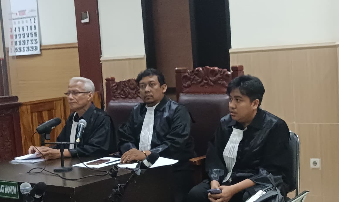 LBH MATAHATI BEREBUT TERDAKWA DI RUANG SIDANG DENGAN KANTOR PENGACARA RIZA HASBY.