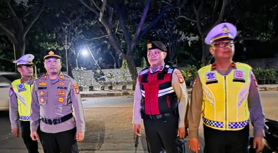 Anggota Polres metro Tangerang Kota Patroli tempat yang rawan.