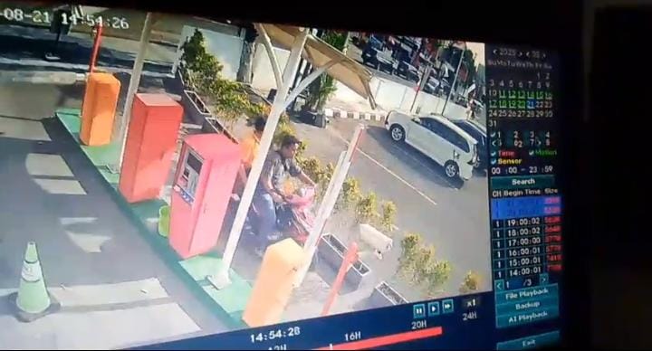 Warga minta pada pihak Polres Cirbon tangkap pelakunya kekerasan dan perampadan motor di jalan.