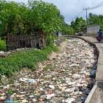 Sampah di Desa Lemo menumpuk, karena diduga DLHK kurangnya armada angkut sampah.
