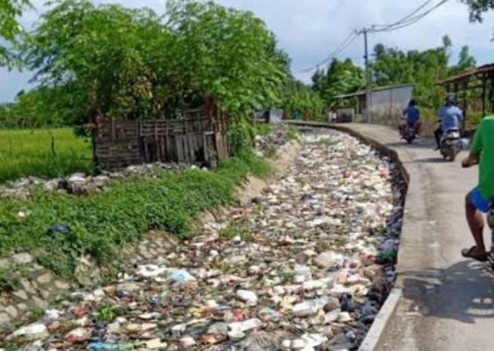 Sampah di Desa Lemo menumpuk, karena diduga DLHK kurangnya armada angkut sampah.