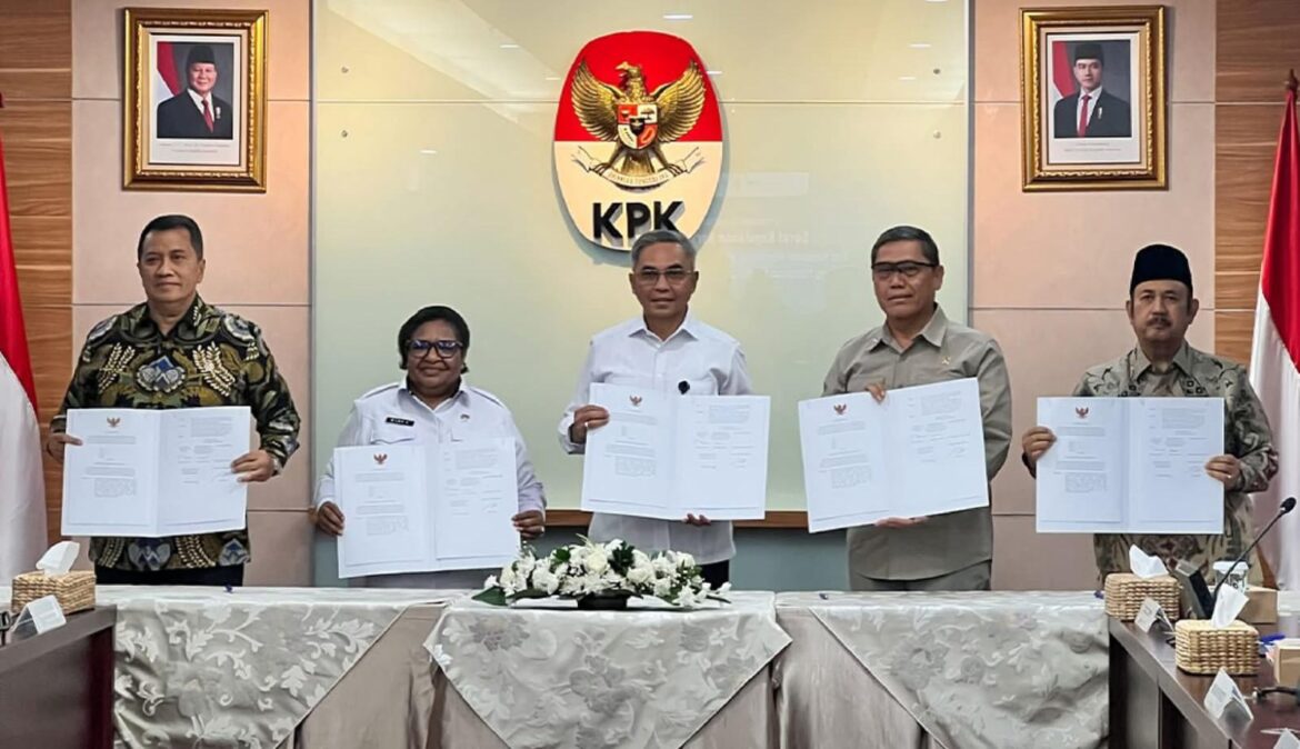 Disamping itu KPK minta anggota DPR dan Sri Mulyani Menkue di periksa.