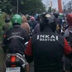 Jalan Raya Cadas hari ini membuat macet, karena penguna jalan tidak sabar.