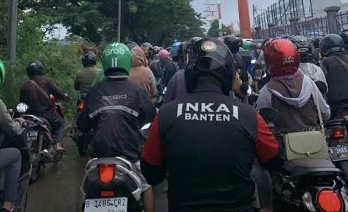 Jalan Raya Cadas hari ini membuat macet, karena penguna jalan tidak sabar.