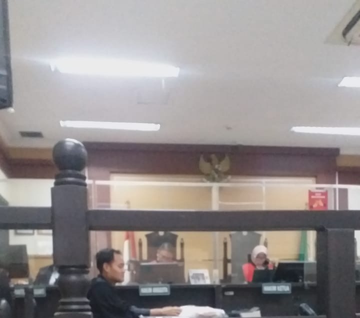 Penipu lewat media online, pihak korban tak menghadiri saat pemutusan oleh hakim.