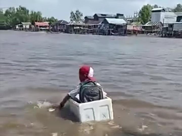 Diaerah Kalimatan madih ada anak-anak bersekolah mengunakan spon untuk mendapatkan sekolah.