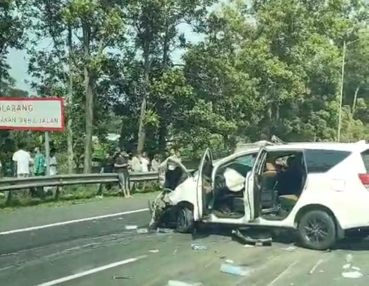 KM 125 Jakarta kecelakaan beruntun, antara mobil minibus dan Truk PS.