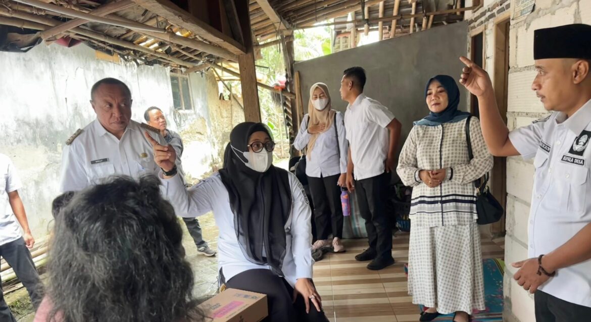 Kunjungi Anak Penderita Cerebral Palsy dan Obs, Wabup Intan: Pastikan Pelayanan Medis Gratis dan Jemput Bola.