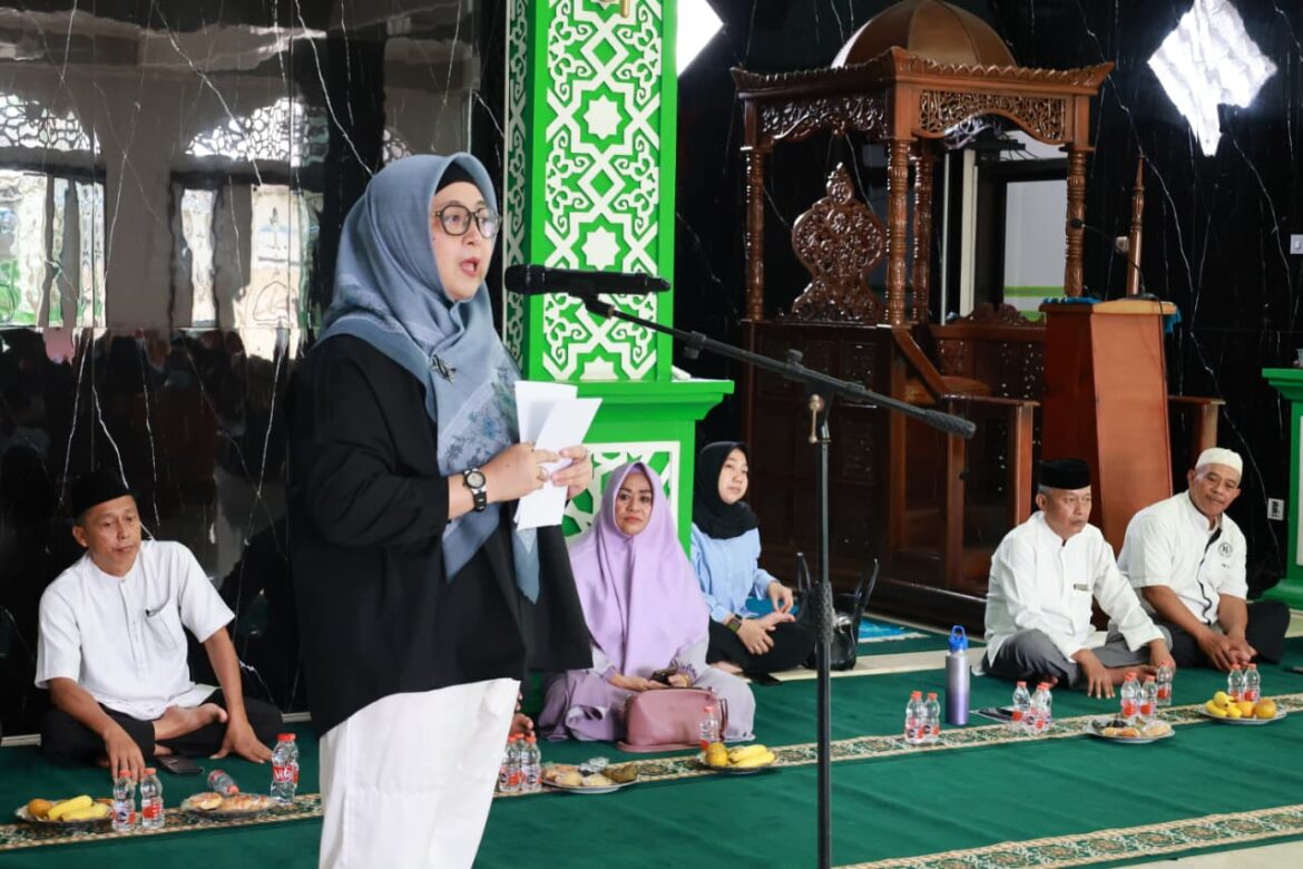 Ketua DKM Masjid Jami Sabilal Muhtadin, H. Ade Suhendar, menyampaikan ucapan terima kasih kepada pemerintah daerah, para pengurus.