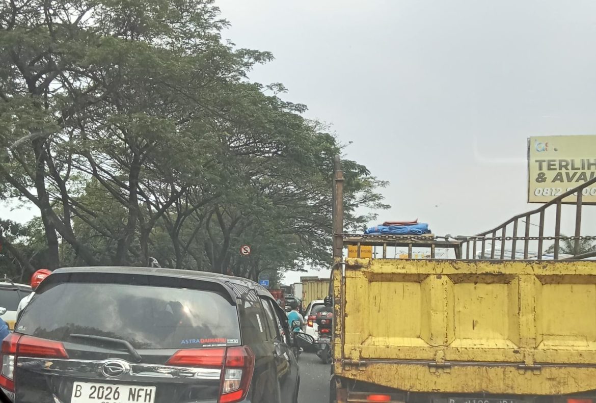 Jam segini pukul 12.00 sampai jam 17.00 wib di jalur Cikokol-serpong sudah macet.