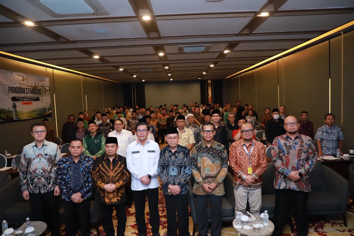 Syibli Syarjaya, dengan moderator Ketua Bidang Ekonomi PB Mathla’ul Anwar sekaligus Wakil Dekan FEB UIN.